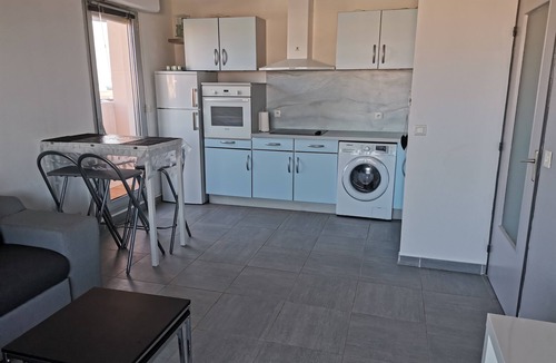 La Jetee Apartment | 2-star air-conditioned apartment near the beach with gated private parking