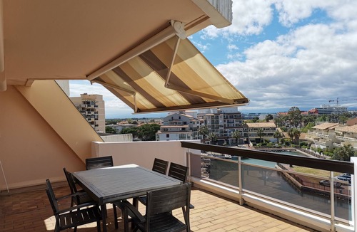 La Jetee Apartment | 2-star air-conditioned apartment near the beach with gated private parking