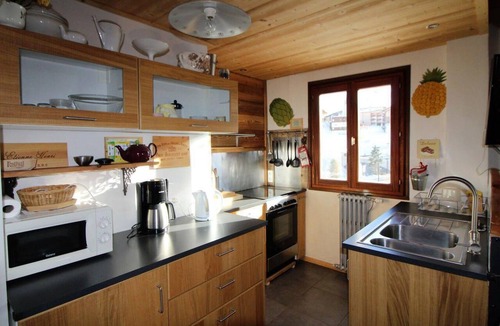 Les Almes Apartment | 200m from resort center, 1st floor, balcony, fireplace or stove, tv, ski locker, 84m², Tignes