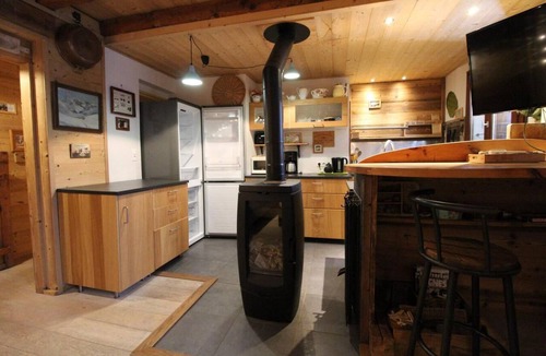 Les Almes Apartment | 200m from resort center, 1st floor, balcony, fireplace or stove, tv, ski locker, 84m², Tignes