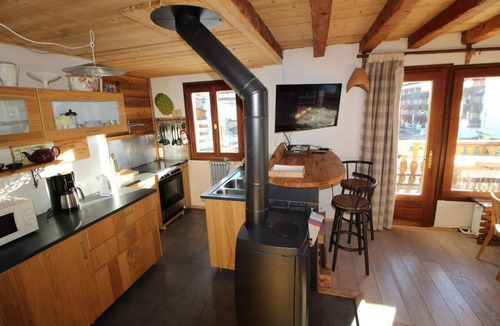 Les Almes Apartment | 200m from resort center, 1st floor, balcony, fireplace or stove, tv, ski locker, 84m², Tignes