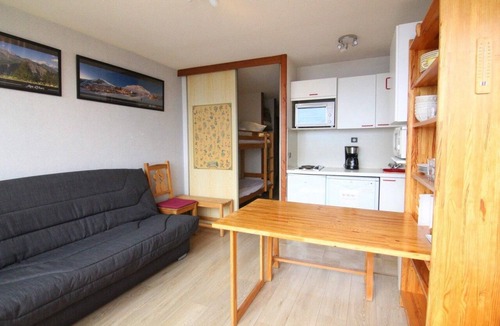 Eclose-Ouest Apartment | 250m from shops, 1st floor, balcony, tv, ski locker, 26m², Alpe d'Huez