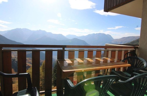 Eclose-Ouest Apartment | 250m from shops, 1st floor, balcony, tv, ski locker, 26m², Alpe d'Huez