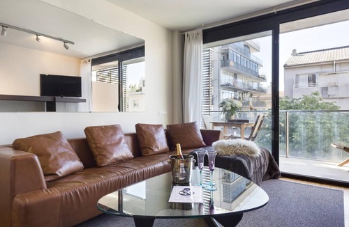 Sant Gervasi Apartment | 3 bed Private terrace 6 pax in the center of Barcelona Free WiFi