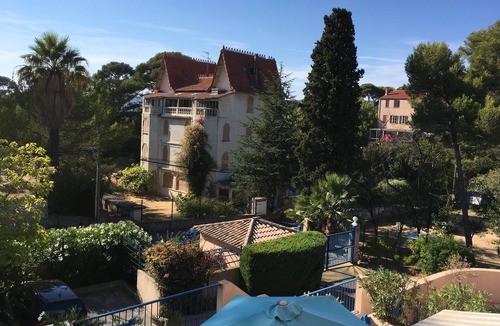 Sanary-sur-Mer Apartment | 3 mn walk from the beach, T2 Duplex with terrace, private residence, swimming pool