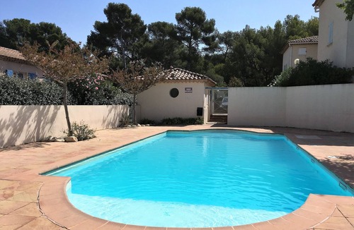 Sanary-sur-Mer Apartment | 3 mn walk from the beach, T2 Duplex with terrace, private residence, swimming pool