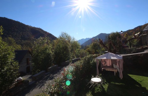 Benque-Dessous-et-Dessus House | 3★ South-Facing Vacation Rental for 10 People: Garden, Garage, Wi-Fi, 4 Bedrooms, 2 Bathrooms