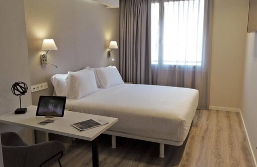 Castanos Hotel | 3 Units | Explore Bilbao's Wonders from a Modern Suite Near Guggenheim