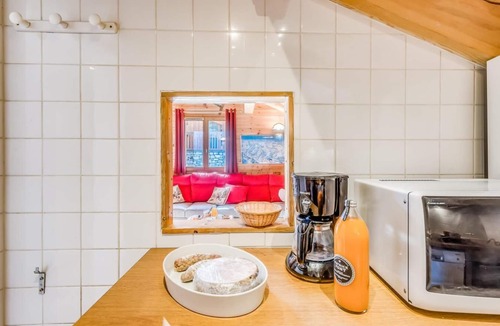 Les Almes Apartment | 300m from resort center, 2nd floor, balcony, fireplace or stove, tv, ski locker, 90m², Tignes
