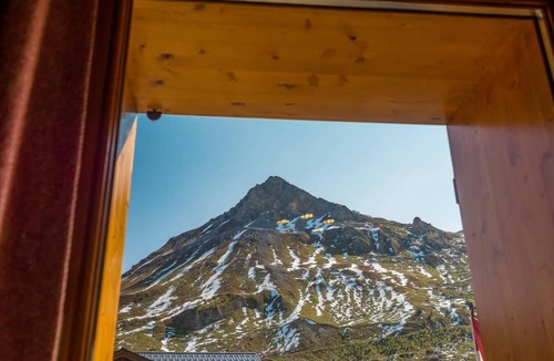 Les Almes Apartment | 300m from resort center, 2nd floor, balcony, fireplace or stove, tv, ski locker, 90m², Tignes