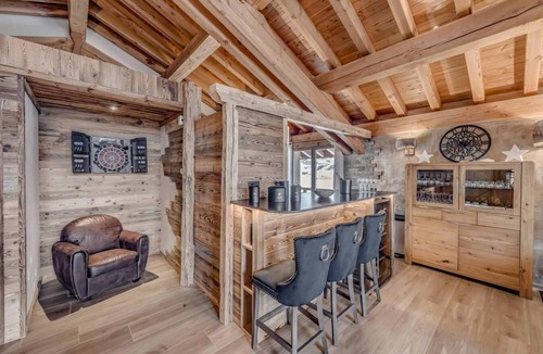 Les Almes Apartment | 300m from resort center, sauna, balcony, fireplace or stove, tv, ski locker, 250m², Tignes
