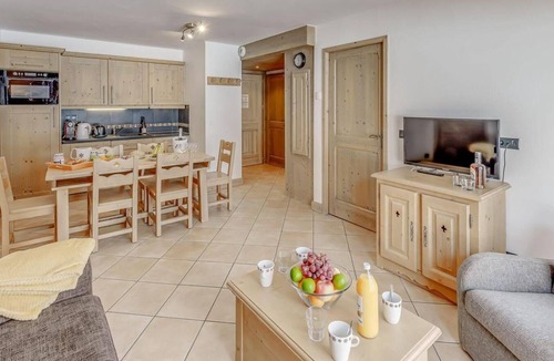Les Almes Apartment | 300m from resort center, 3rd floor, balcony, tv, ski locker, 50m², Tignes