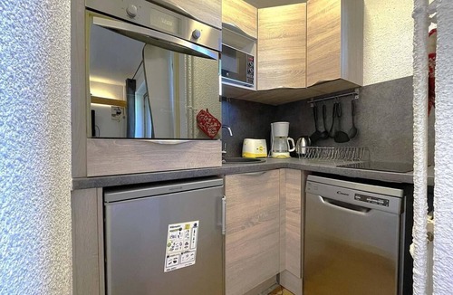 Les Menuires Apartment | 300m from shops, 1st floor, balcony, tv, ski locker, 31m², Les Menuires
