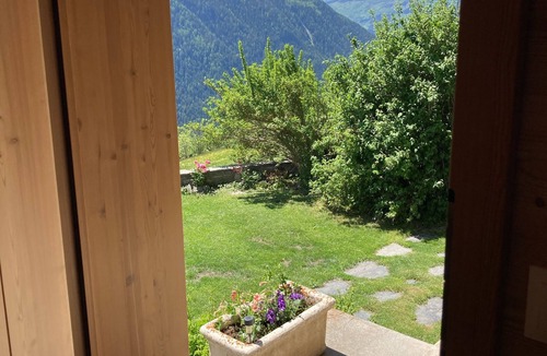Montvalezan Ski Chalet | 320 m² luxury South-exposed chalet sleeps 22/12/9: sauna, garden, views, parking