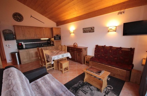 Bisanne 1500 Apartment | 350m from shops, 3rd floor, view panoramic, swimming pool, balcony, parking, tv, ski locker, 51m²