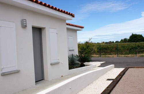 Saint-Jean-Lasseille Apartment | 4 apartments in a quiet country villa with pool, near the sea