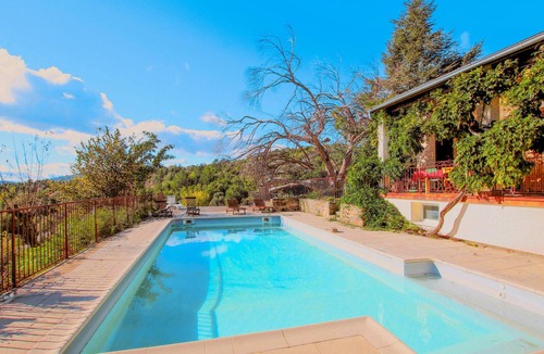 Mercuer House | 4 bedroom accommodation in MERCUER