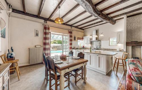 Escos House | 4 Bedroom Cozy Home In Escos
