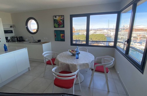 Le Port Apartment | 4-star apartment with wifi and parking, steps from the beach