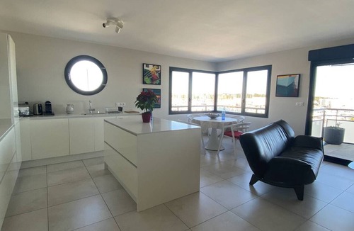 Le Port Apartment | 4-star apartment with wifi and parking, steps from the beach
