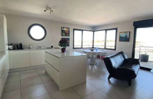 Le Port Apartment | 4PLAIS10 Apartment with Wi-Fi and parking