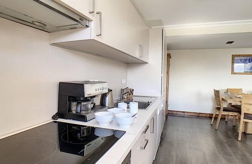 Les Menuires Apartment | 5-room Apartment for 10 pax · Near slopes · Balcony · Sauna & Hammam