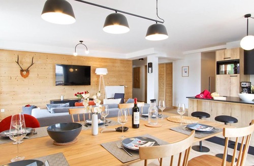 Mont-de-Lans Apartment | 50m from shops, 3rd floor, view mountain, swimming pool, sauna, hammam, balcony, parking, tv