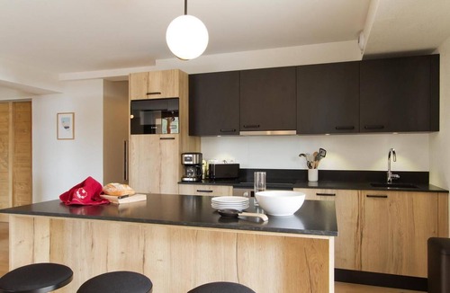 Mont-de-Lans Apartment | 50m from shops, 3rd floor, view mountain, swimming pool, sauna, hammam, balcony, parking, tv