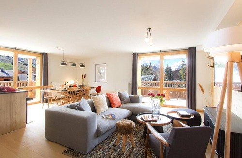 Mont-de-Lans Apartment | 50m from shops, 3rd floor, view mountain, swimming pool, sauna, hammam, balcony, parking, tv