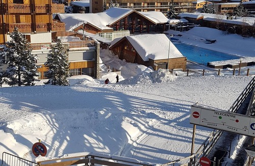 Jeux Apartment | 80 m2, ski in/out center Alpe d'huez, luxury 8p 3bdrm 3bathroom 3 terraces with fireplace SPOT