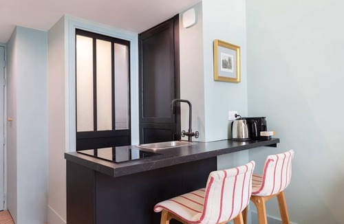 Saint-Thomas-d'Aquin Apartment | A Bright Studio in Saint Germain des Près