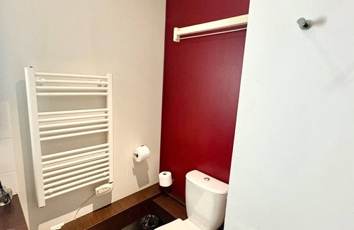 Secteur 4 Apartment | A chalet in downtown Grenoble—air conditioning, secure parking