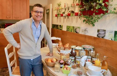 Les Poulettes Bed & Breakfast | ! A découvrir ! NATURALBNB - Chambres d'hôtes climatisées au calme - Top confort et reposant - PARKING GRATUIT SECURISE - Garage vélos et motos - OFFERT COPIEUX PETIT DEJEUNER fait maison sucré-salé, local et bio - Accueil et convivialité garantis !