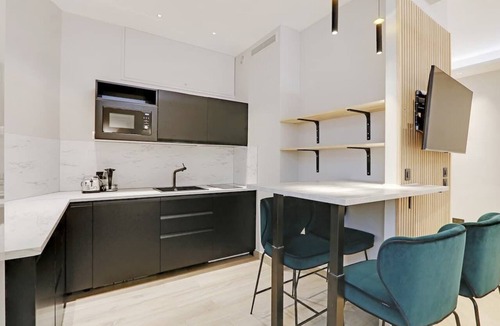 Quartier de la Plaine-de-Monceaux Apartment | A Dazzling Studio-Loft in Parc Monceau