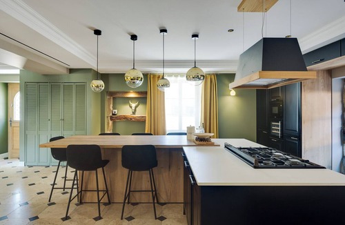 Montelier House | A magnificent stone mansion with a large swimming pool and a hot tub.