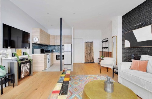 Quartier du Mail Apartment | A PARISIAN RETREAT NEAR ICONIC LANDMARKS LIKE THE LOUVRE AND PALAIS ROYAL