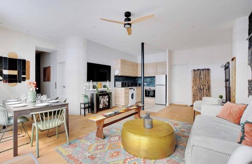 Quartier du Mail Apartment | A PARISIAN RETREAT NEAR ICONIC LANDMARKS LIKE THE LOUVRE AND PALAIS ROYAL
