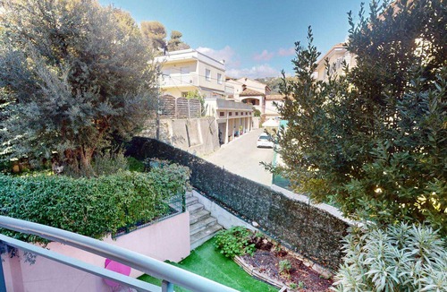 Roquebrune-Cap-Martin Apartment | AC apartment with balcony, garage and wifi - near beach and train station
