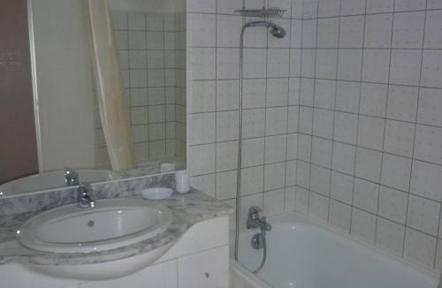 Le Port Apartment | Agréable Appartement 3 Pièces avec Terrasse et Parking à Canet-Port - FR-1-696-114