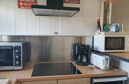 Gruissan Plage Apartment | Air-conditioned apartment on the first floor of a chalet 200m from the beach