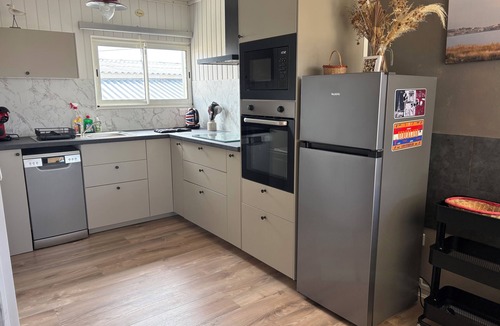 Gruissan Plage Apartment | Air-conditioned apartment on the first floor of a chalet 200m from the beach