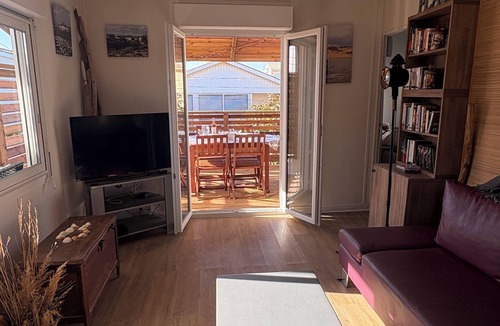 Gruissan Plage Apartment | Air-conditioned apartment on the first floor of a chalet 200m from the beach