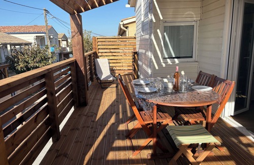 Gruissan Plage Apartment | Air-conditioned apartment on the first floor of a chalet 200m from the beach