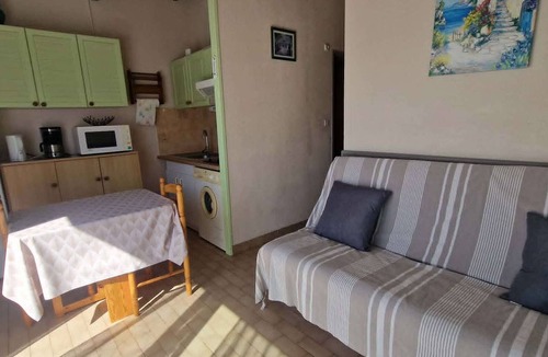 Le Grau-dʼAgde Apartment | Air-Conditioned Studio Cabin with Terrace & Pool Access in Grau d'Agde