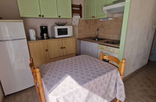 Le Grau-dʼAgde Apartment | Air-Conditioned Studio Cabin with Terrace & Pool Access in Grau d'Agde
