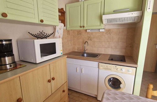Le Grau-dʼAgde Apartment | Air-Conditioned Studio Cabin with Terrace & Pool Access in Grau d'Agde