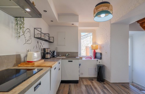 Ruoms House | Air-Conditioned Leoannatim Cottage – Character Home with Enclosed Terrace