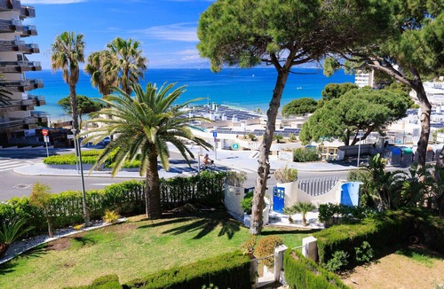 Salou City Centre Apartment | AirCon Apartment · Beach 50m · Parking · Pool · UHC LES ONES