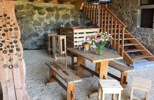 Jou-sous-Monjou Cabin | All-wood trailer : "Le gîte-donkeys"