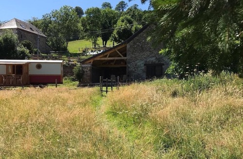 Jou-sous-Monjou Cabin | All-wood trailer : "Le gîte-donkeys"